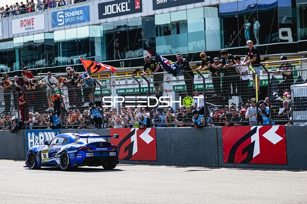 Rennfahrzeug in der Boxengasse