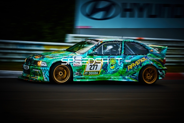 Rennfahrzeug auf der Rennstrecke