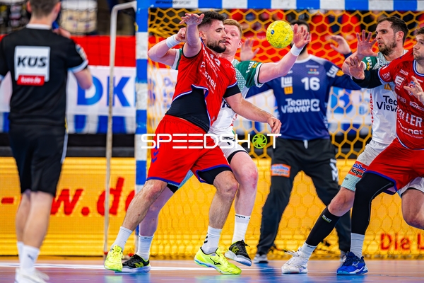 Block von Oskar Sunnefeldt (27;Frisch Auf Göppingen) gegen Tom Wolf (10;SG BBM Bietigheim)