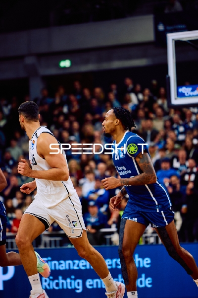 Spieler sprinten über das Spielfeld