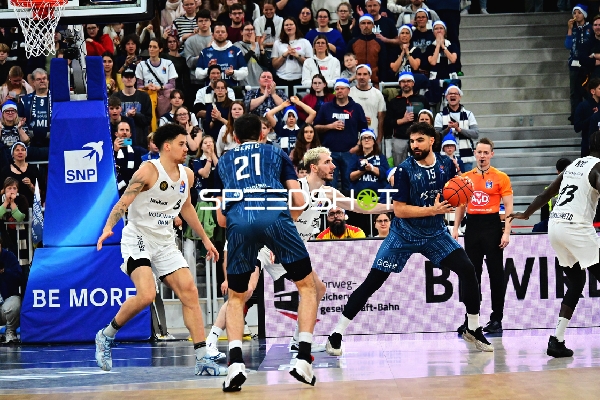 Marcel Keßen (15; MLP Academics Heidelberg) mit Ball gegen Joshua Obiesie (8; Basketball Löwen Braunschweig) und Philipp Hartwich (15; Basketball Löwen Braunschweig)
