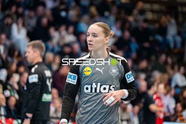 Marie Weiss (12; Deutschland) fokussiert im Tor