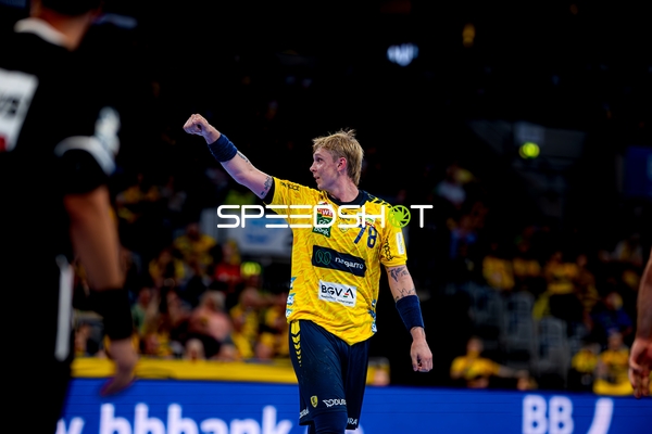 Edwin Aspenbäck (78; Rhein Neckar Löwen) positioniert sich