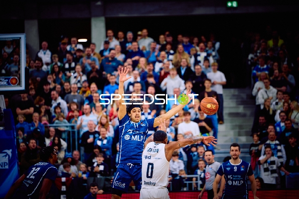 Ein Spieler von MLP Academics Heidelberg blockiert einen Wurfversuch von Brose Bamberg.