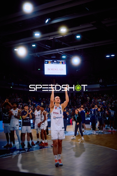 Ein Spieler von MLP Academics Heidelberg wird nach dem Spiel applaudiert.