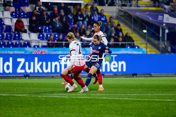 Intensiver Zweikampf um Ball