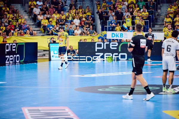 Spielpause mit Spielern auf dem Feld