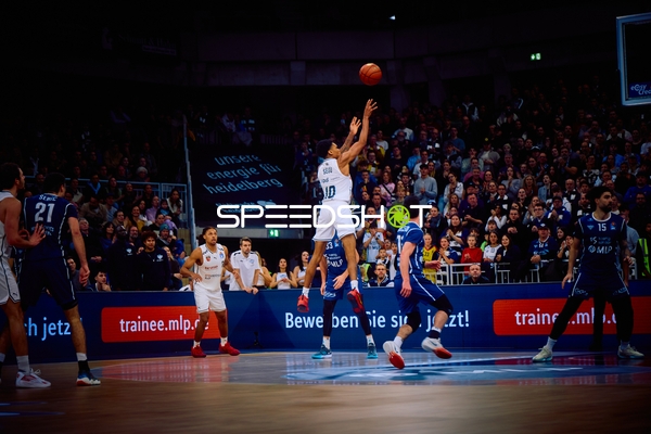 Spieler von MLP Academics Heidelberg macht einen Sprungwurf.