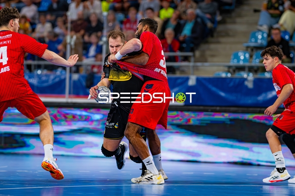 Spieler kämpfen um den Ball