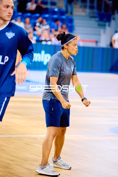 Trainerin MLP Academics gestikuliert