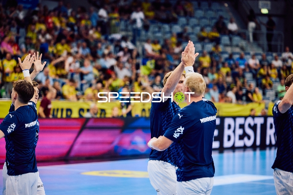 Spieler von THW Kiel geben sich High-Fives während der Aufwärmphase.