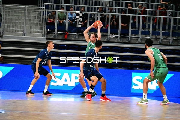 Ballkontrolle und Verteidigung