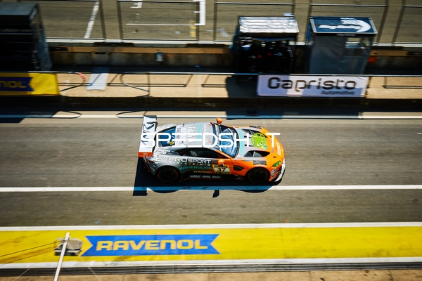 Rennfahrzeug in der Boxengasse