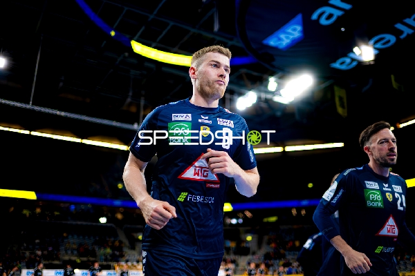 Spieler laufen aufs Spielfeld