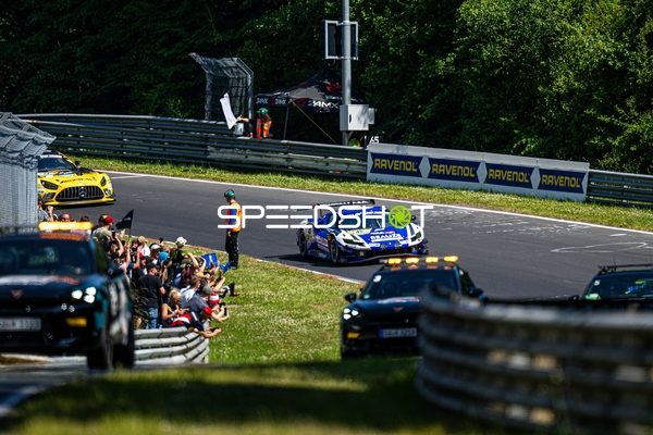 Rennfahrzeug auf der Rennstrecke