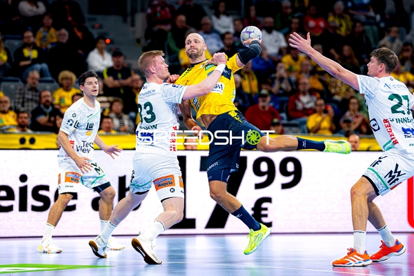 Lukas Sandell (11; Rhein Neckar Löwen) wirft gegen Velde Rutger Ten (5; FAG) und Oskar Sunnefeldt (27; FAG)