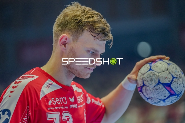 Timo Kastening (73; MT Melsungen) mit Ball