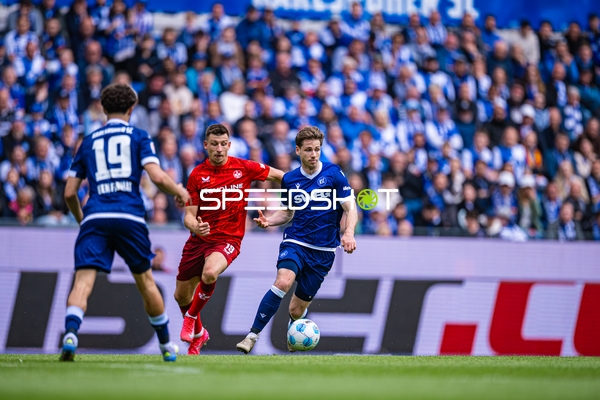 Dribbling 19, Karlsruher SC, Daniel Hanslik (19, 1. FC Kaiserslautern)