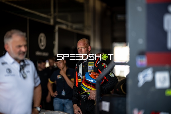 Rennfahrer in der Boxengasse