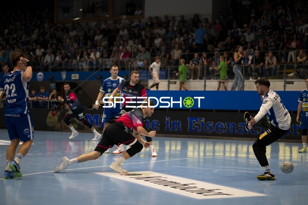 Wurf und Parade Max Beneke (9; ThSV Eisenach) vs Bart Ravensbergen (1; HSG Wetzlar)