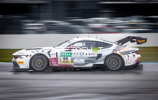 Rennfahrzeug auf der Rennstrecke