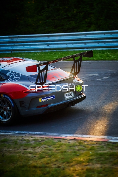 Rennfahrzeug auf der Rennstrecke