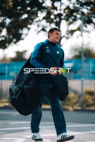 Spieler Gino Steenaerts (14; Rhein Neckar Löwen) mit Ausrüstungstaschen