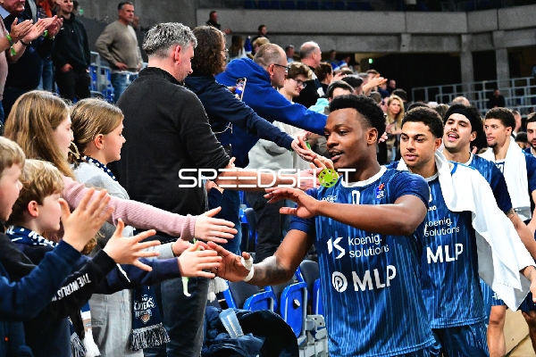 DJ Horne (0; MLP Academics Heidelberg) und Teamkollegen am Spielfeldrand