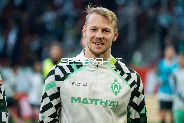 Spieler in Aufwärmjacke