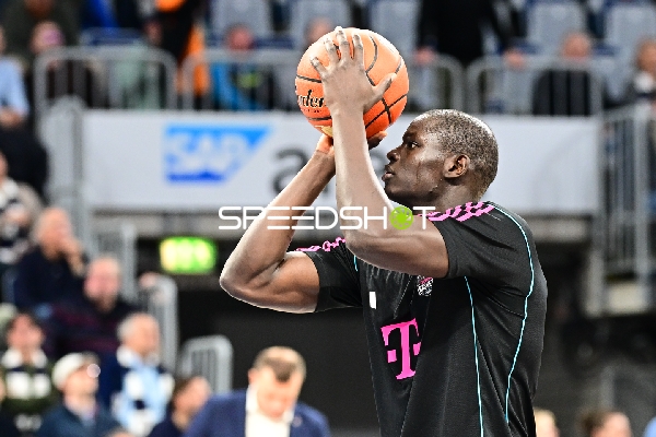 Kur Jongkuch (15; Telekom Baskets Bonn) in Aktion