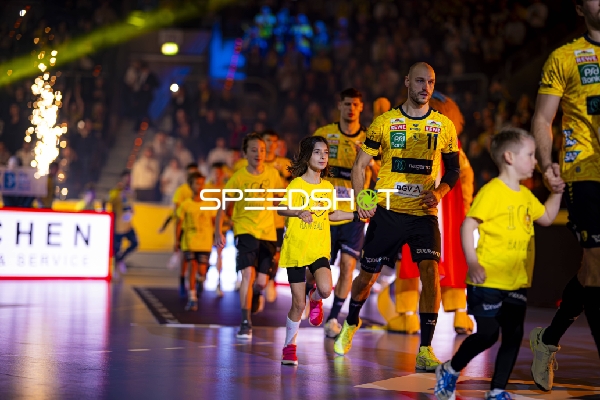 Einlauf von Lukas Sandell (11; Rhein Neckar Löwen) und Sebastian Heymann (13; Rhein Neckar Löwen)