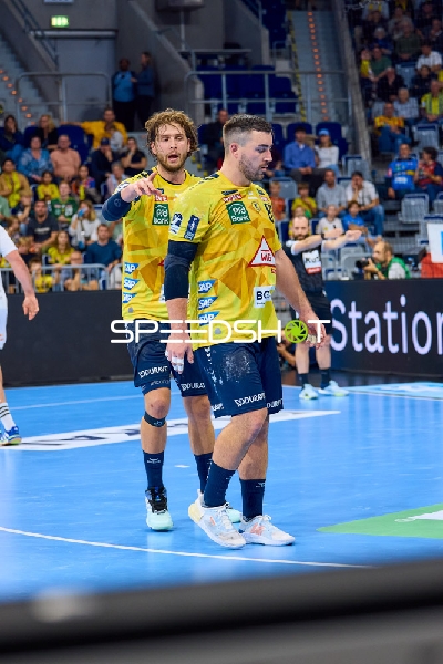 Spieler von Rhein Neckar Löwen auf dem Spielfeld.