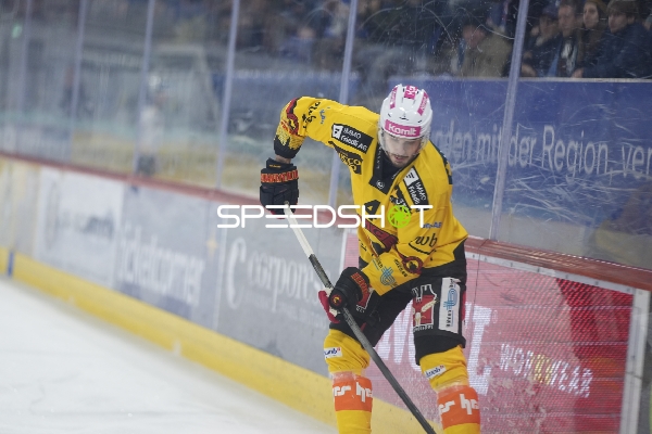 Hardy Häman Aktell (4; SC Bern) mit Puckkontrolle