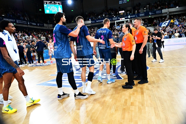 Spieler von MLP Academics Heidelberg begrüßen Offizielle