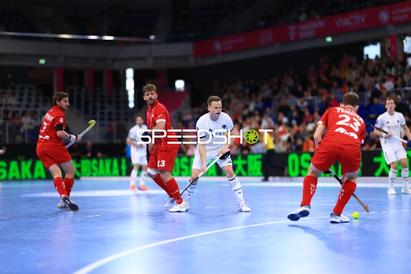 Nicolas Proske (7; Deutschland) mit Ball gegen 23; Schweiz und 13; Schweiz
