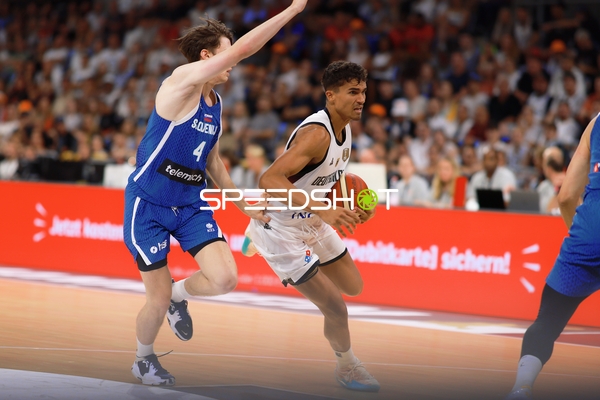 Spieler mit Ball auf Court