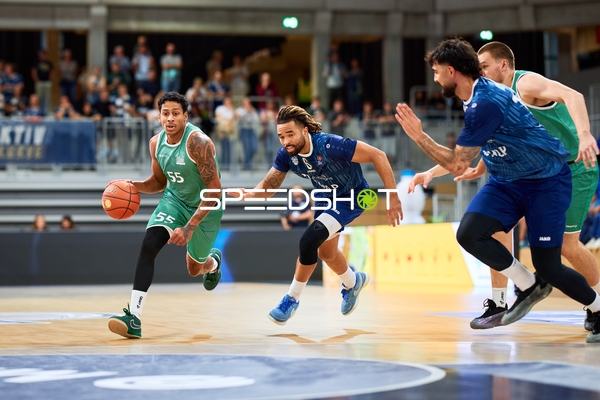 Eli Brooks (55; Gladiators Trier) dribbelt am Korb