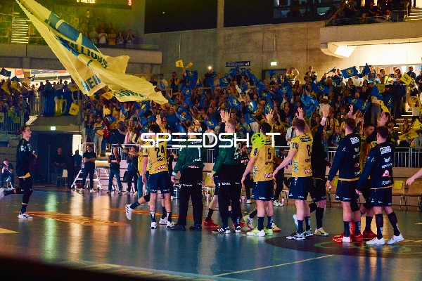 Begrüßung der Spieler auf dem Spielfeld