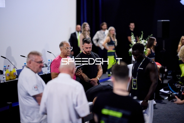 Ringside-Zone Face-Off