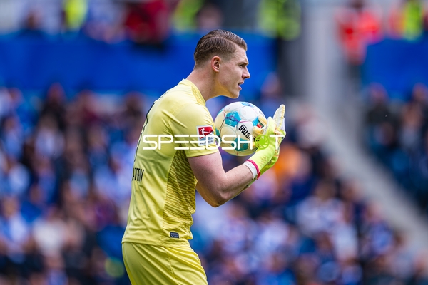 Torwart hält Ball Aki Koch (18, Karlsruher SC)