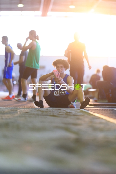 Harrell Malik (885; LAZ Zweibrücken) dehnt sich