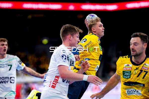 Dani Baijens (77; Rhein Neckar Löwen) und Edwin Aspenbäck (78; Rhein Neckar Löwen) im Zweikampf mit Victor Klöve (7; FAG)