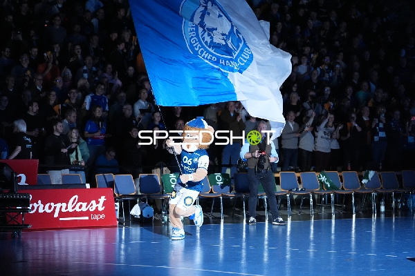 Fan-Szene mit Maskottchen