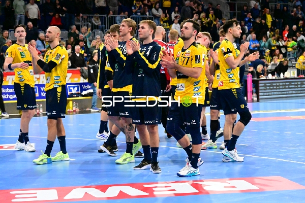 Edwin Aspenbäck (78; Rhein Neckar Löwen) klatscht Beifall