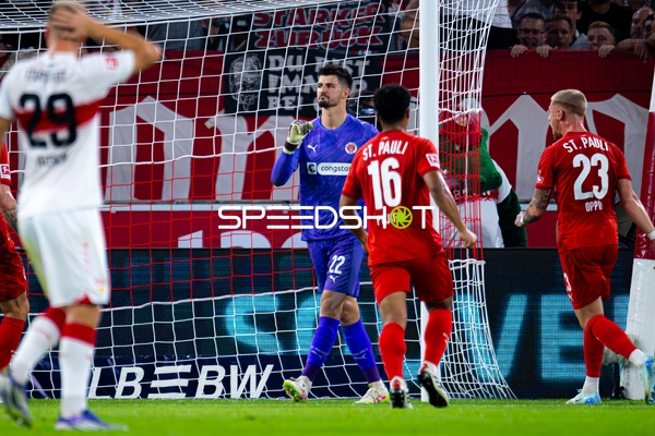 Torwart Nikola Vasilj (22; FC St. Pauli) in Aktion