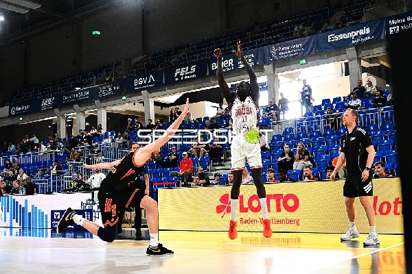 Wurfversuch von Both Gach (11; JL Bourg Basket)