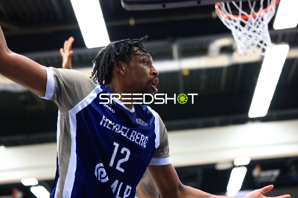 Osun Osunniyi (12; MLP Academics Heidelberg) in Aktion