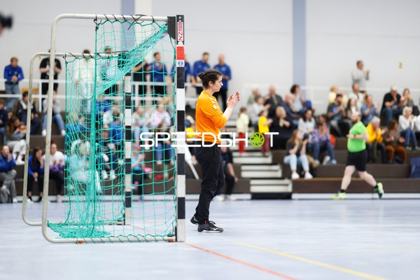 Schiedsrichter klatscht neben dem Tor