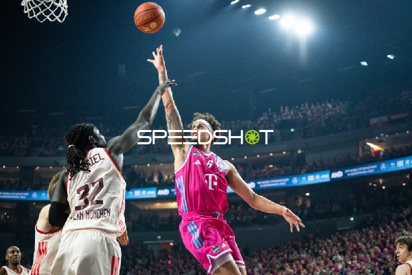 Spielaktion mit Malik Idbihi (32; Telekom Baskets Bonn), Justinian Jessup (10; FC Bayern Basketball) und Isiaha Mike (22; FC Bayern Basketball)