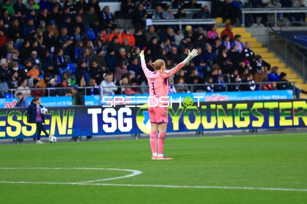 Torwart Laura Dick (1; TSG Hoffenheim Frauen) im Strafraum